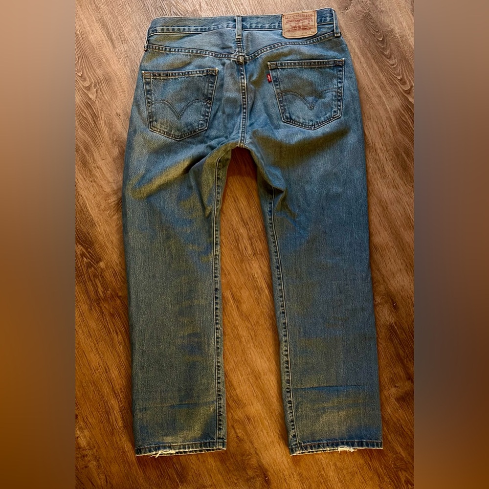 Vintage LEVIS 501 90/00’s beautifully broken in and ready to wear! Tagged 34x30